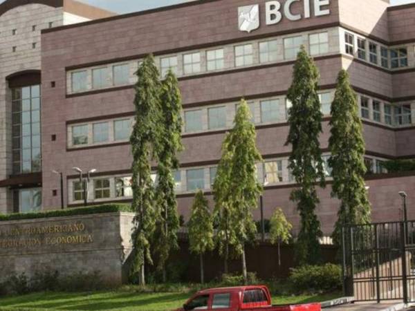 El Banco Centroamericano conforma la mesa de cooperantes que brindarán asistencia financiera a Honduras para la reconstrucción.