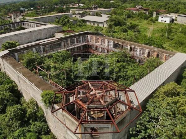 La lente de EL HERALDO visitó la cárcel de La Acequia, en Naco, Santa Bárbara, que se perfila como una de las tres opciones para construir el centro penitenciario antiterrorista, inspirado en el Centro de Confinamiento del Terrorismo (Cecot) de El Salvador.