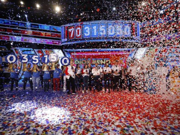 Así celebraron en el escenario haber alcanzado la meta en los 35 años de Teletón Honduras.