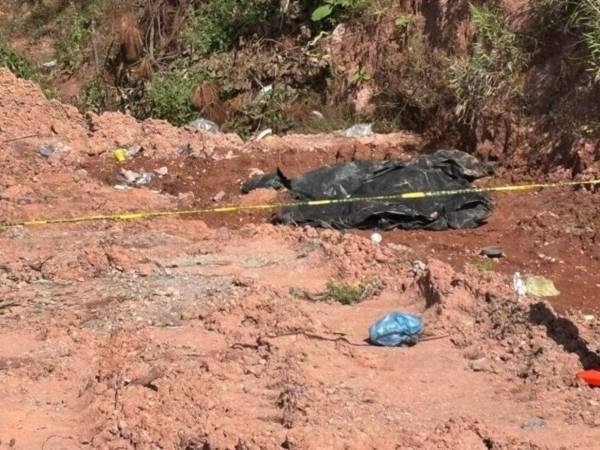 El cadáver estaba a la orilla de la carretera que conduce hacia el oriente de Honduras.