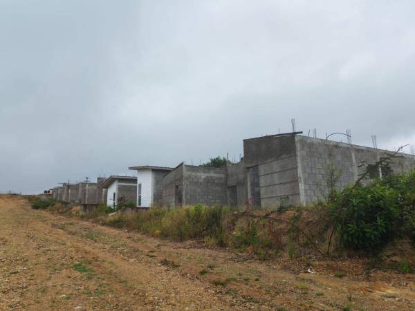 Entre la maleza, estructuras inconclusas y promesas vencidas permanece Villa Solidaridad, el proyecto habitacional que debía albergar a las familias afectadas por el deslizamiento de la colonia Guillén en 2022.