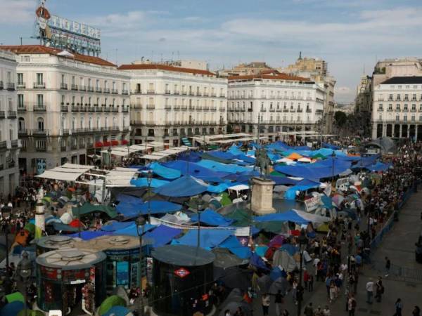 El desahucio de una señora de 87 años en Madrid ha provocado en los últimos días un clamor social en toda España que ha incluido multitudinarias protestas y una acampada en la Puerta del Sol madrileña, y que ha hecho que el Gobierno acuerde este martes medidas urgentes para enfrentar la crisis de vivienda en el país.