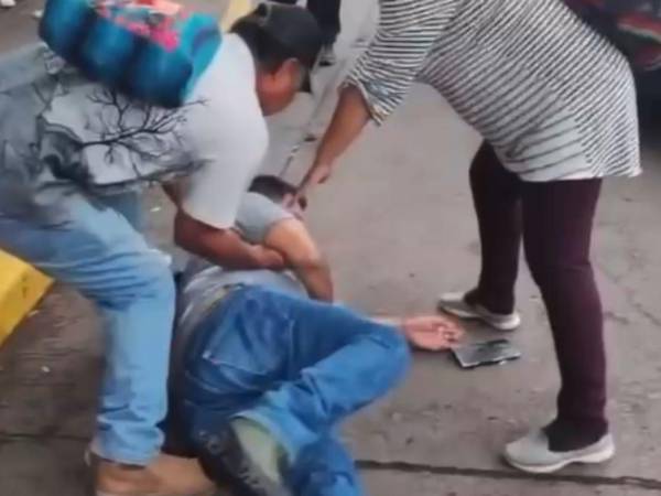 Momento en el que el comunicador cayó al suelo tras el golpe que le dio el guardia de seguridad.