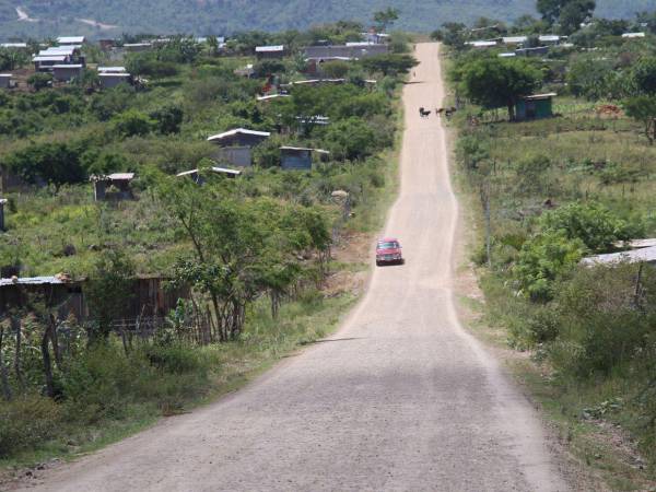Los pobladores que viven en la salida al Sur tienen más de ocho años de estar esperando la construcción de una nueva carretera. Supuestamente iniciaría en agosto, pero algunos ya perdieron la esperanza.