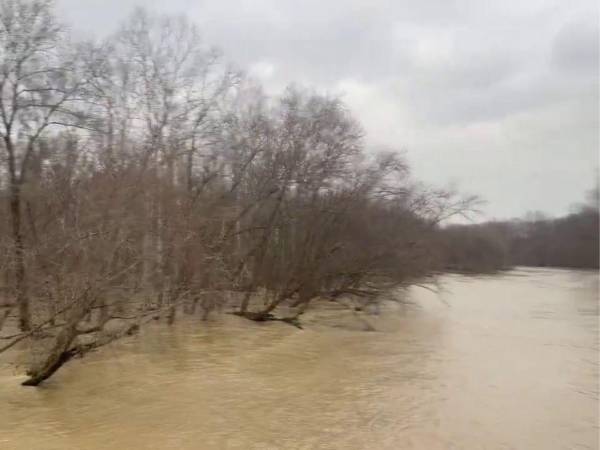 El temporal ha dejado carreteras intransitables, edificios dañados y cortes de electricidad que afectan a cientos de miles de hogares y negocios en Kentucky, Tennessee y otros estados.