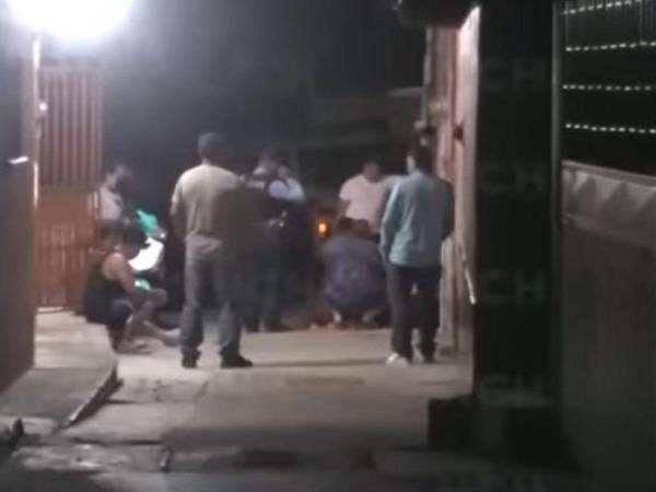 Acongojados familiares llegaron a la escena del crimen lamentando la forma en que la violencia cegó la vida de la fémina.