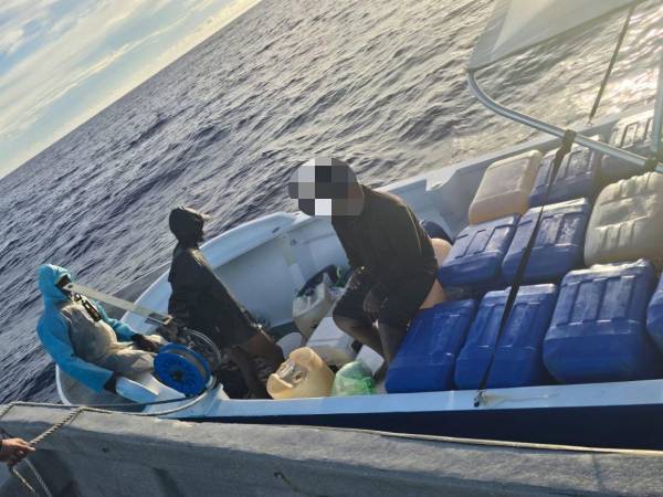 Los cuatro hombres fueron sorprendidos en alta mar, trasladando cientos de galones de gasolina, sin los permisos correspondientes.
