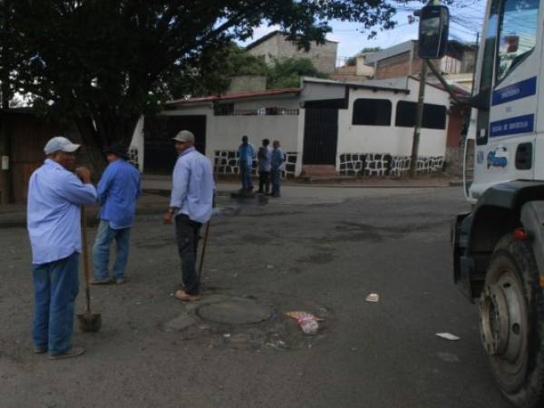 Personal del SANAA realiza trabajos de mantenimiento en la red de alcantarillado sanitario.
