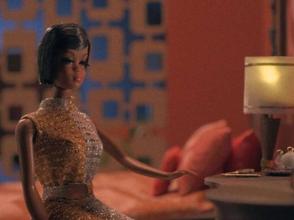 La película, escrita y dirigida por Lagueria Davis, cuya tía trabajó en Mattel y defendió la innovadora muñeca, debutó en SXSW.