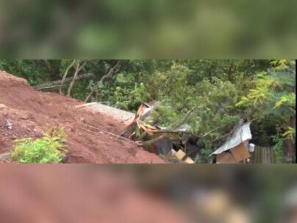 La vivienda quedó totalmente destruida por el alud de tierra.