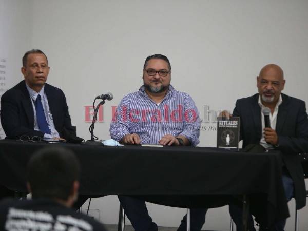 “Rituales” fue presentado en el marco del Día del Idioma Español. Acompañaron al autor sus colegas Nery Gaitán y Javier Suazo.
