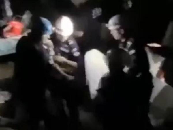Momento en que el pequeño era cargado en brazos para sacarlo de la zona donde había quedado atrapado.