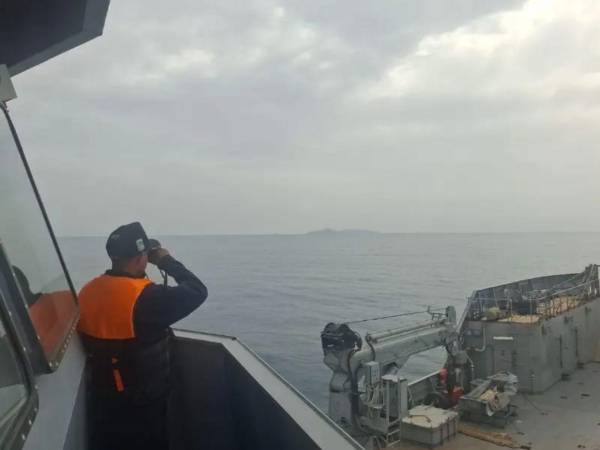 Mientras un pescador de 39 años fue hallado con vida tras casi 20 horas en el mar, un adolescente de 16 años continúa desaparecido.
