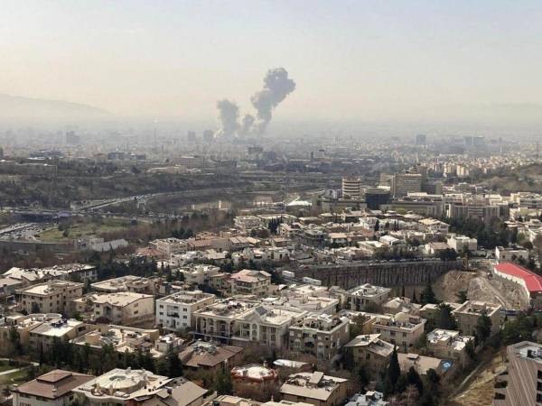 Estados Unidos e Israel lanzaron en la mañana de este sábado un ataque contra objetivos en Teherán y otras ciudades en Irán, que ha respondido hasta el momento lanzando misiles hacia territorio israelí y bases militares estadounidenses en toda la región.