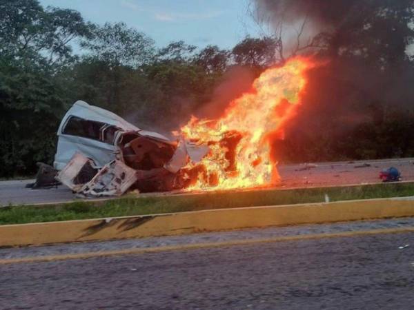 La Secretaría de Seguridad Pública (SSP) de Yucatán informó que el accidente se registró en el kilómetro 127 de la carretera federal Mérida-Campeche, en el tramo Chocholá-Kopomá.