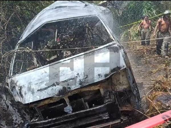 Una escena desgarradora es la que se vivió este domingo tras el accidente en Cofradía, Cortés, cuando un bus rapidito, conocido como brujtos, cayó a un abismo y en el percance terminó incendiado, cobrando la vida de al menos dos personas. A continuación las lamentables imágenes.