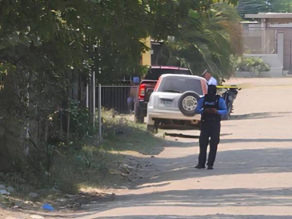 La víctima fue amarrada en un poste por los criminales. La Policía Nacional llegó a la escena del crimen.