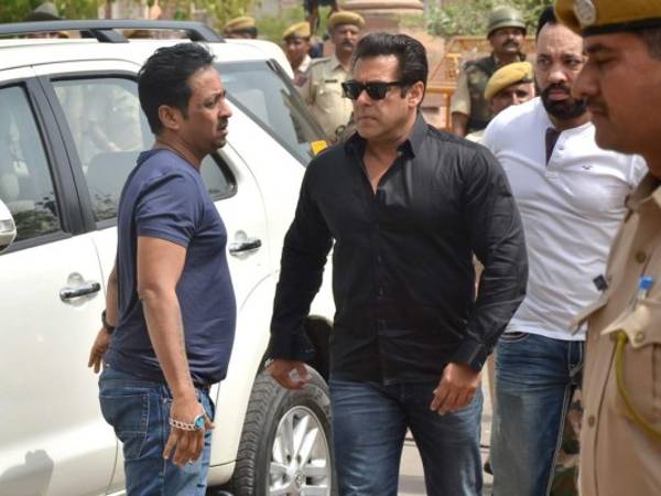 El actor indio de Bollywood Salman Khan llega a un tribunal para escuchar el veredicto en el largo caso de caza furtiva. Foto AFP