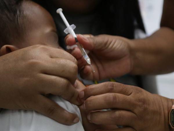 Según las autoridades de Salud, la proyección para el sarampión, una de las vacunas que le aplican a los infantes, cayó de 170 mil a 141 mil.