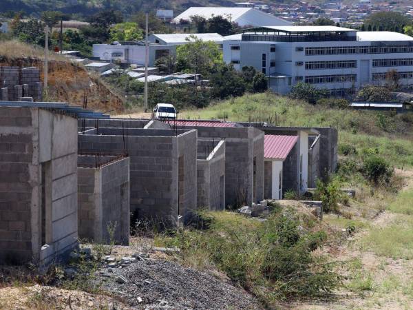 Varias estructuras están en diferentes fases de construcción en el proyecto habitacional Villa Solidaridad; autoridades edilicias aseguraron que comenzaron los procesos para reactivar y culminar la obra.