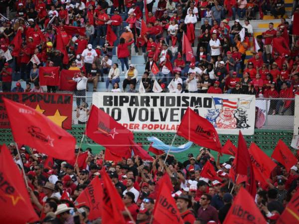 En horas de la tarde de este domingo, el estadio Chochi Sosa, ubicado en la Villa Olímpica de Tegucigalpa, se pintó de rojo y negro con las banderas y pancartas de Libre, ante la convocatoria de movilización para ese día. Así se vivió el ambiente y el discurso de la candidata presidencial.