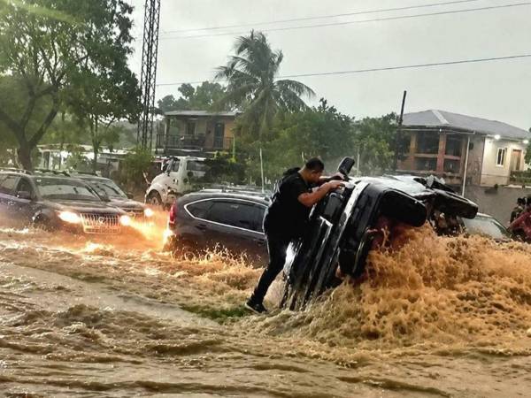 Como si se tratara de una enorme ola que sorprende a todos sin previo aviso, así fue la corrientada de agua que se vió en las calles de San Pedro Sula tras una hora y media de lluvia. Carros arrastrados o volcados por la fuerza del agua, así como personas que estuvieron a punto de perder la vida forman parte de los estragos que provocó la tormenta en la capital industrial.