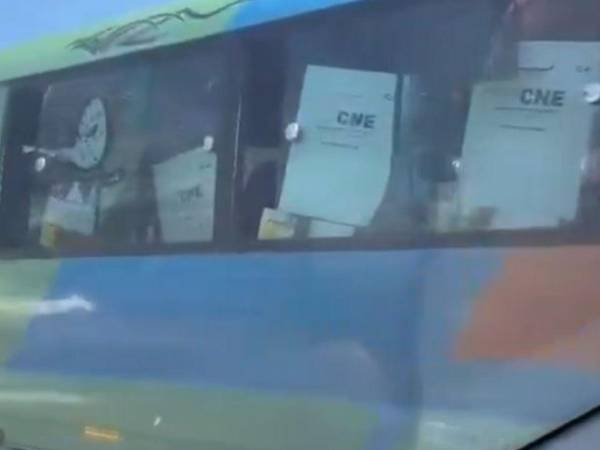 Varias de las maletas electorales fueron transportadas en buses de rutas urbanas.