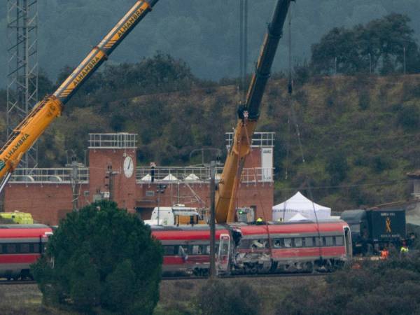 El conductor explica en una primera llamada al centro de mando de Atocha que tenía el tren bloqueado y que no se podía mover, además de añadir que debía reconocer la situación del tren.