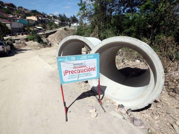 Equipos de la Alcaldía Municipal del Distrito Central realizan labores de rehabilitación en la calle principal de la colonia Reynel Fúnez, donde por las fuertes lluvias se quedaron incomunicados.