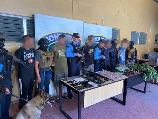 Los supuestos integrantes del grupo delictivo fueron presentados a los medios de comunicación.