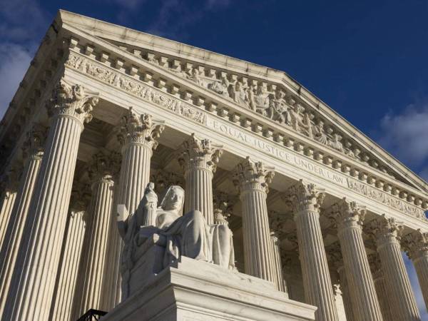 El Supremo de Estados Unidos rechaza admitir un caso para revertir el matrimonio homosexual.