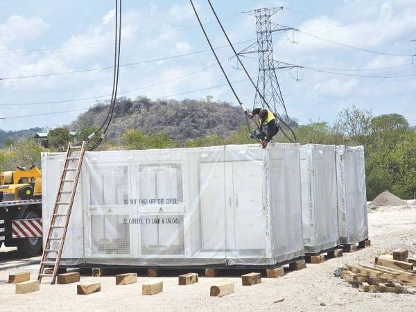 El proyecto Solar TWO consta de dos fases: el sistema de baterías para almacenar energía y la construcción de un parque solar.
