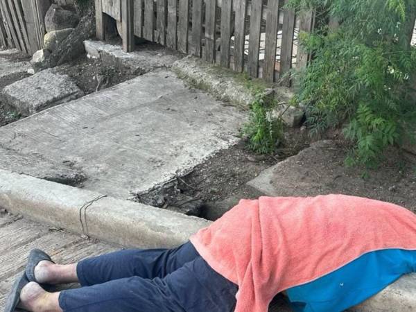 El cuerpo sin vida de Jhony Antonio Servellón Fúnez, quedó sobre el bordillo de una calle, en la colonia Villa Nueva.