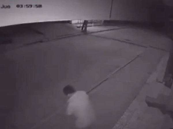 El hombre estaba barriendo afuera del negocio cuando apareció el vehículo y lo atropelló.