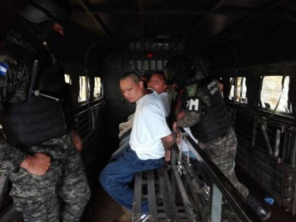 Los integrantes de la pandillas fueron subidos a los convoyes de la Policía Militar y del Orden Público (PMOP) para ser trasladados a la cárcel de madiana seguridad, conocida como El Pozo II (dos) o La Tolva.