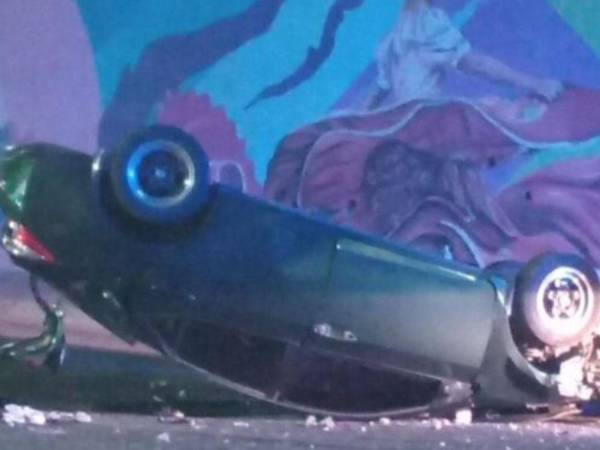 El automotor quedó completamente destruido tras el impacto. Testigos incluso relataron que se escuchó un fuerte estruendo al momento del accidente.