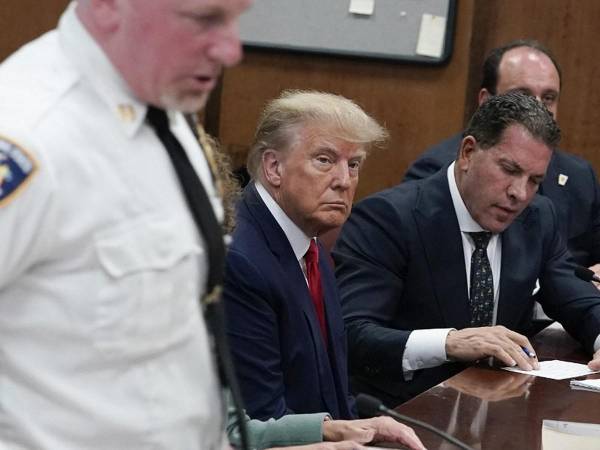 El expresidente de los Estados Unidos, Donald Trump, llegó el martes para una histórica comparecencia ante el tribunal en Nueva York, enfrentando cargos penales que amenazan con poner patas arriba la Cumbre Blanca de 2024.