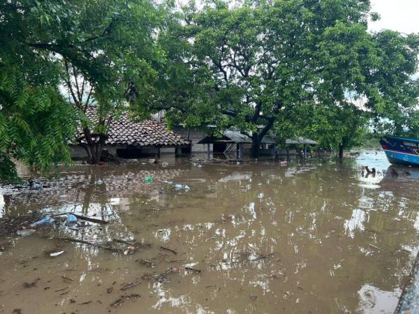 Varias comunidades en la zona sur están bajo el agua por la crecida de los ríos.