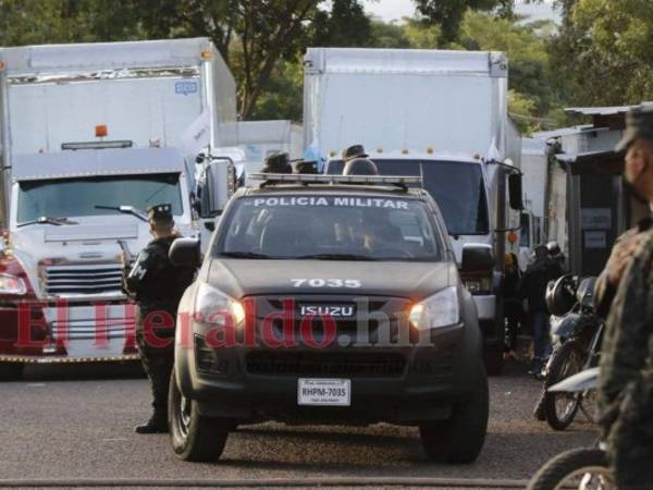 Los contenedores salieron custodiados por las Fuerzas Armadas desde las bodegas del Instituto Nacional de Formación Profesional (Infop), donde se instaló el Centro Logístico Electoral del CNE. FOTO: David Romero/EL HERALDO