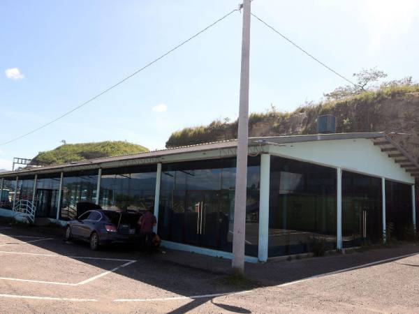 La moderna terminal Perisur solo existe en planos; paredes de vidrio y un agente de policía es lo único que se ve tras años de retrasos.