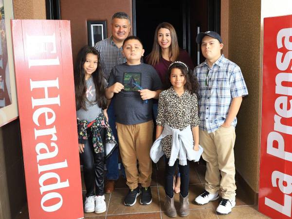 Camila Izaguirre, Wilmer Baca, Leonard Baca, Karen Ávila, Rebekah Baca y Jonathan Ávila.