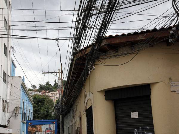 La contaminación visual por cables persiste en el casco histórico de la capital, donde vecinos piden mayor ordenamiento del tendido urbano.