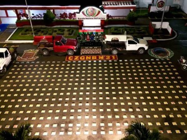 Son un total de 426 envoltorios de marihuana con un peso de 223,70 kilogramos y 29 envoltorios de cocaína con un peso de 38,65 kilogramos.