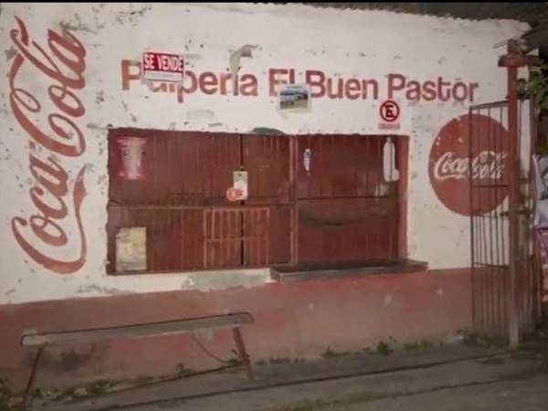 La víctima fue identificada únicamente como Walquiria, de aproximadamente 40 años de edad, según informaron vecinos del sector.