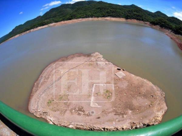Una isla de tierra y roca emergió en el centro de la represa La Concepción, una escena poco habitual que evidencia la disminución del nivel de agua en uno de los principales embalses que abastecen a Tegucigalpa.