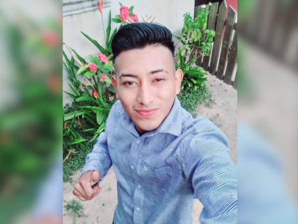 El joven fue atacado a balazos en horas de la madrugada al salir de su vivienda, luego de haber recibido una llamada telefónica.