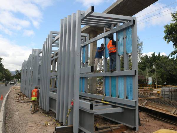 Actualmente se trabaja en la superestructura y detalles peatonales; la Alcaldía asegura que el puente permitirá movilidad segura para personas con discapacidad.