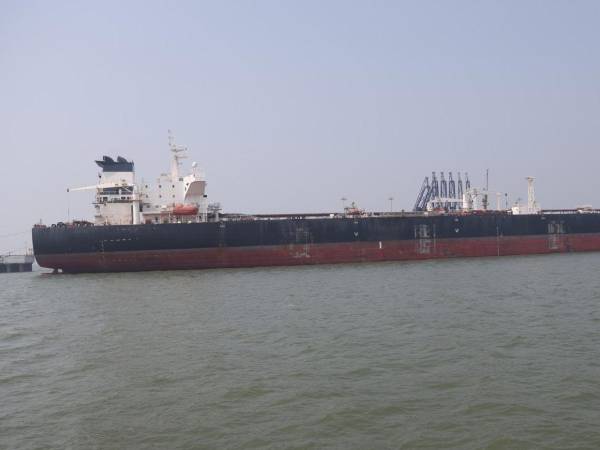 Petroleros fueron obligados a retirarse del estrecho de Ormuz tras advertencias de las Fuerzas Armadas de Irán en medio de la tensión regional.