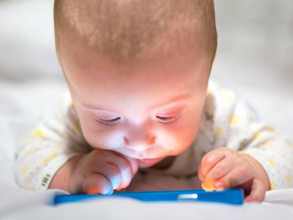 Pese a toda la información que hay sobre los riesgos del uso de pantallas en la infancia, los padres aún parecen no tomar consciencia del impacto que esto tiene en el desarrollo neurológico de sus hijos.