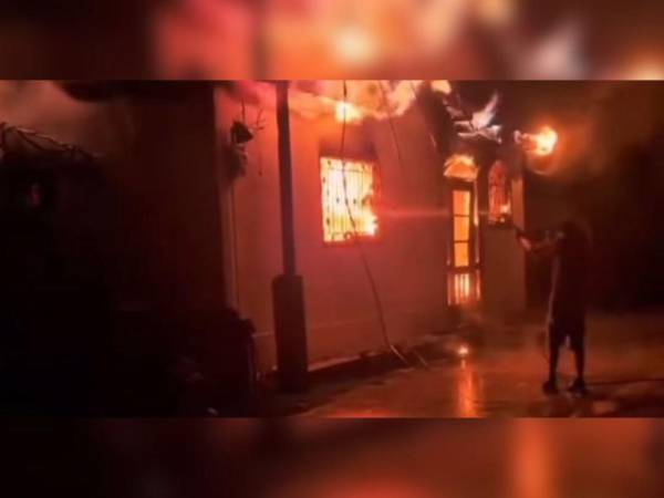 Las llamas consumieron la vivienda donde estaba la pareja.